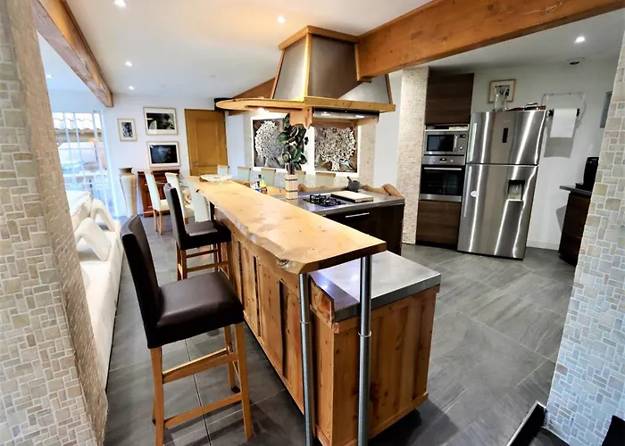 Luxurious With Private Near
